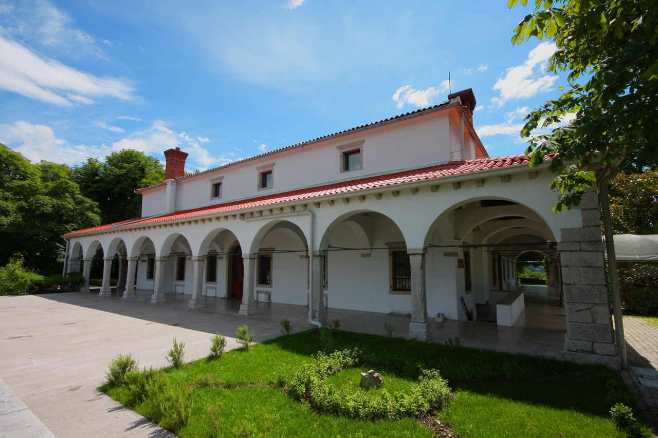 Dvorec Zemono - hišna tradicija